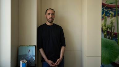 Porträt von Tal Shoham, der von Hamas-Militanten im Gazastreifen festgehalten wurde. Er steht in Tel Aviv und blickt ruhig in die Kamera.