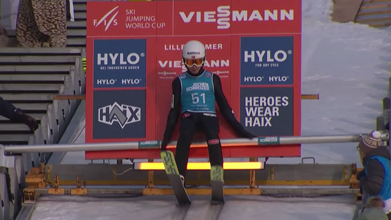 Der norwegische Skispringer Eriksen Sundal ist beim Weltcup in Lillehammer von einer mobilen Werbebande vom Balken auf die Spur geschubst worden.