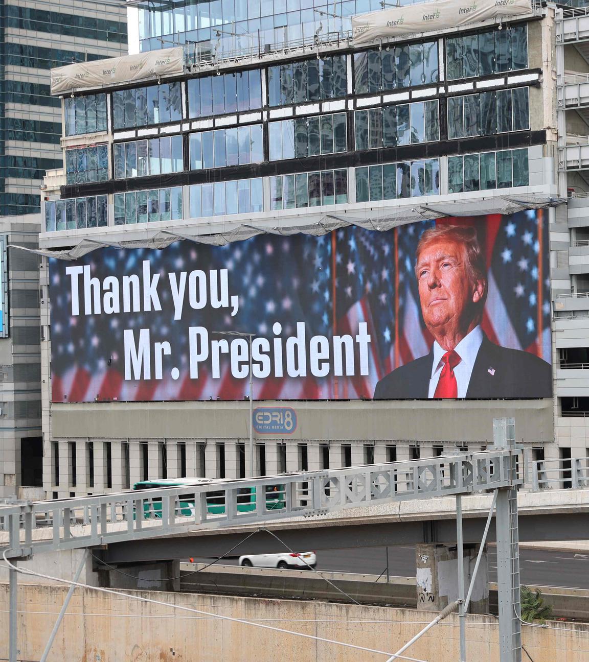 Am 9. Oktober 2025 wurden an einer Hauptverkehrsstraße in Tel Aviv ein Plakat mit einem Bild von US-Präsident Donald Trump aufgestellt, um ihm für seine Rolle bei der Erzielung eines Waffenstillstandsabkommens mit der Hamas zu danken