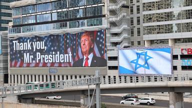 Am 9. Oktober 2025 wurden an einer Hauptverkehrsstraße in Tel Aviv ein Plakat mit einem Bild von US-Präsident Donald Trump aufgestellt, um ihm für seine Rolle bei der Erzielung eines Waffenstillstandsabkommens mit der Hamas zu danken