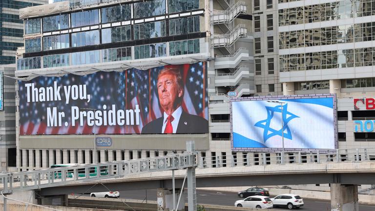 Am 9. Oktober 2025 wurden an einer Hauptverkehrsstraße in Tel Aviv ein Plakat mit einem Bild von US-Präsident Donald Trump aufgestellt, um ihm für seine Rolle bei der Erzielung eines Waffenstillstandsabkommens mit der Hamas zu danken