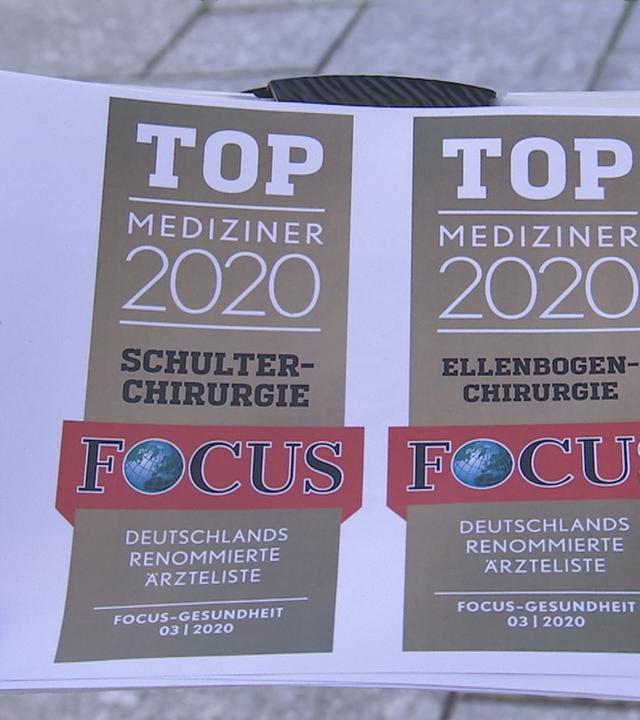 Ausgedrucktes Papier mit zwei Ärztesiegeln drauf