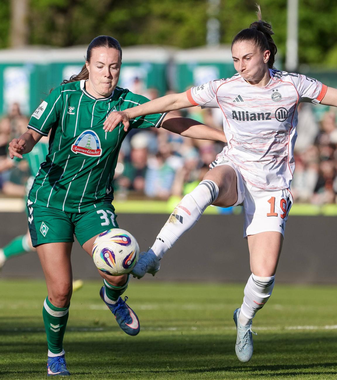 Katharina Naschenweng (r.) im Zweikmapf mit Mara Alber