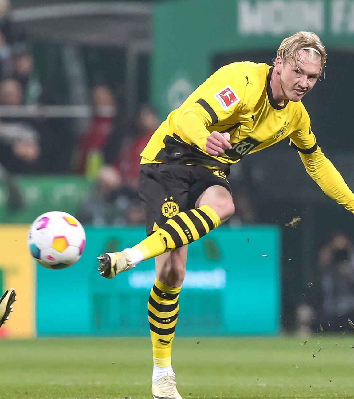 Felix Agu (Werder Bremen) und Julian Brandt (Borussia Dortmund) im Zweikampf.