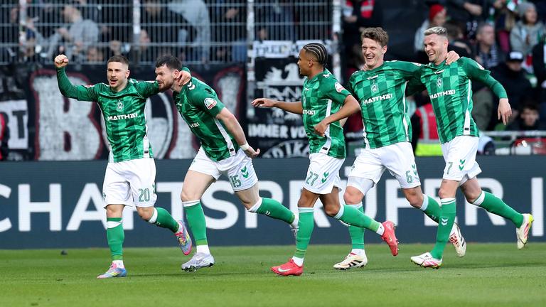 Torjubel nach dem Tor durch Oliver Burke (SV Werder Bremen).