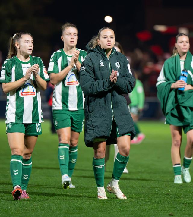 Die Spielerinnen von Werder Bremen nach dem Spiel gegen Bayer 04 Leverkusen vor der Fankurve am 02.10.2026 in Leverkusen.