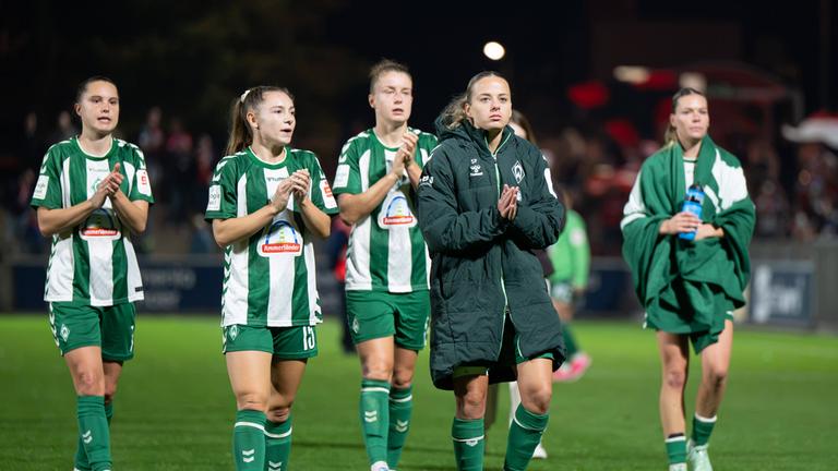 Die Spielerinnen von Werder Bremen nach dem Spiel gegen Bayer 04 Leverkusen vor der Fankurve am 02.10.2026 in Leverkusen.