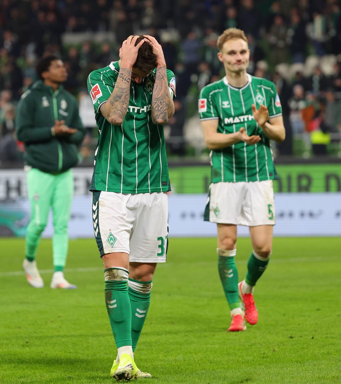 Marco Friedl schlägt die Hände über den Kopf