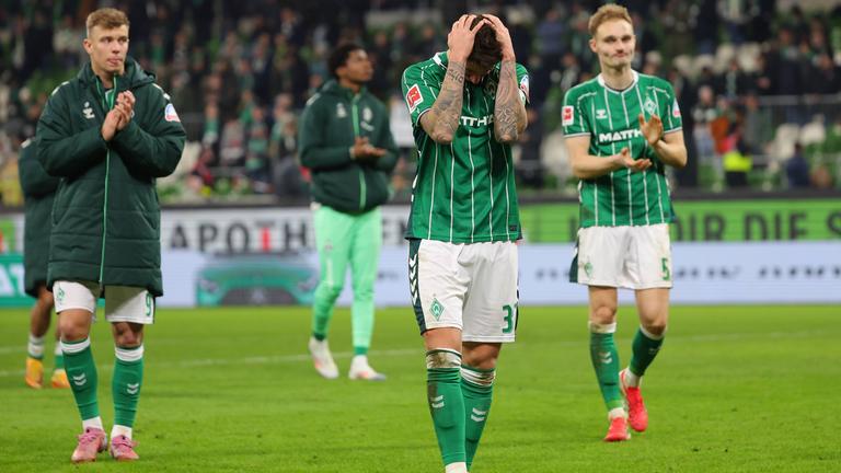 Marco Friedl schlägt die Hände über den Kopf