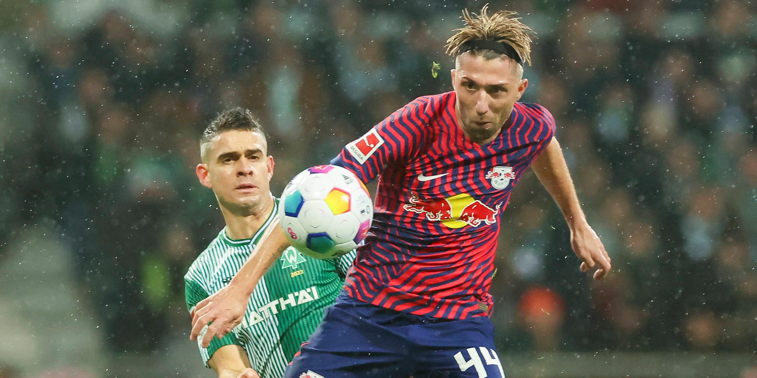 Rafael Borre (Werder Bremen) und Kevin Kampl (RB Leipzig) kämpfen um den Ball.