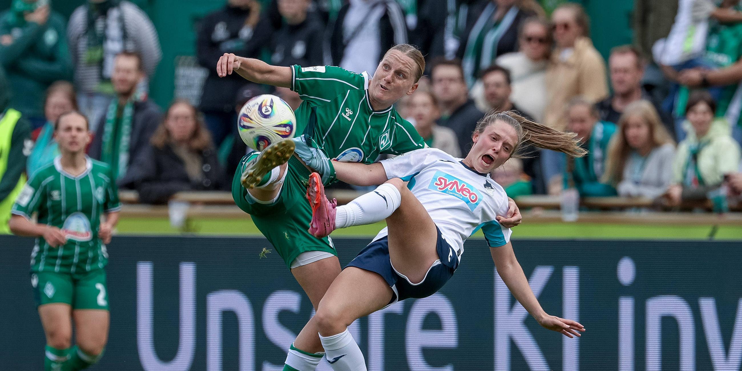 Lina Hausicke (Werder Bremen) und Valesca Ampoorter (TSG Hoffenheim) im Zweikampf.