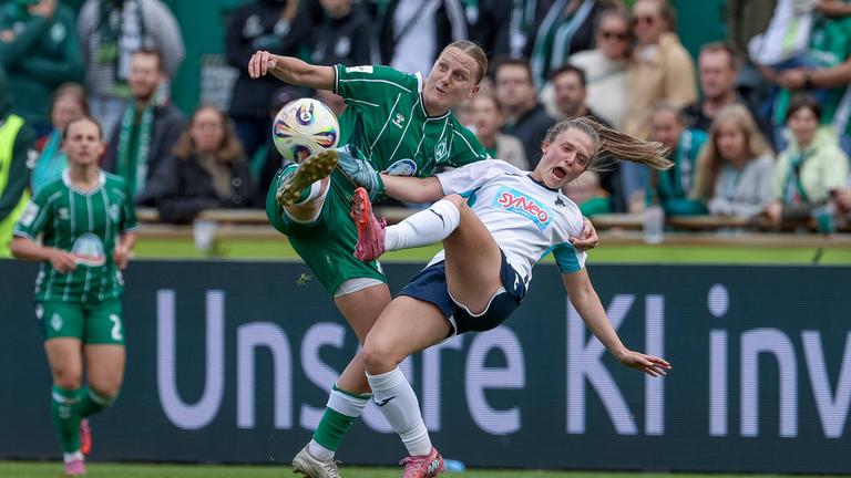 Lina Hausicke (Werder Bremen) und Valesca Ampoorter (TSG Hoffenheim) im Zweikampf.