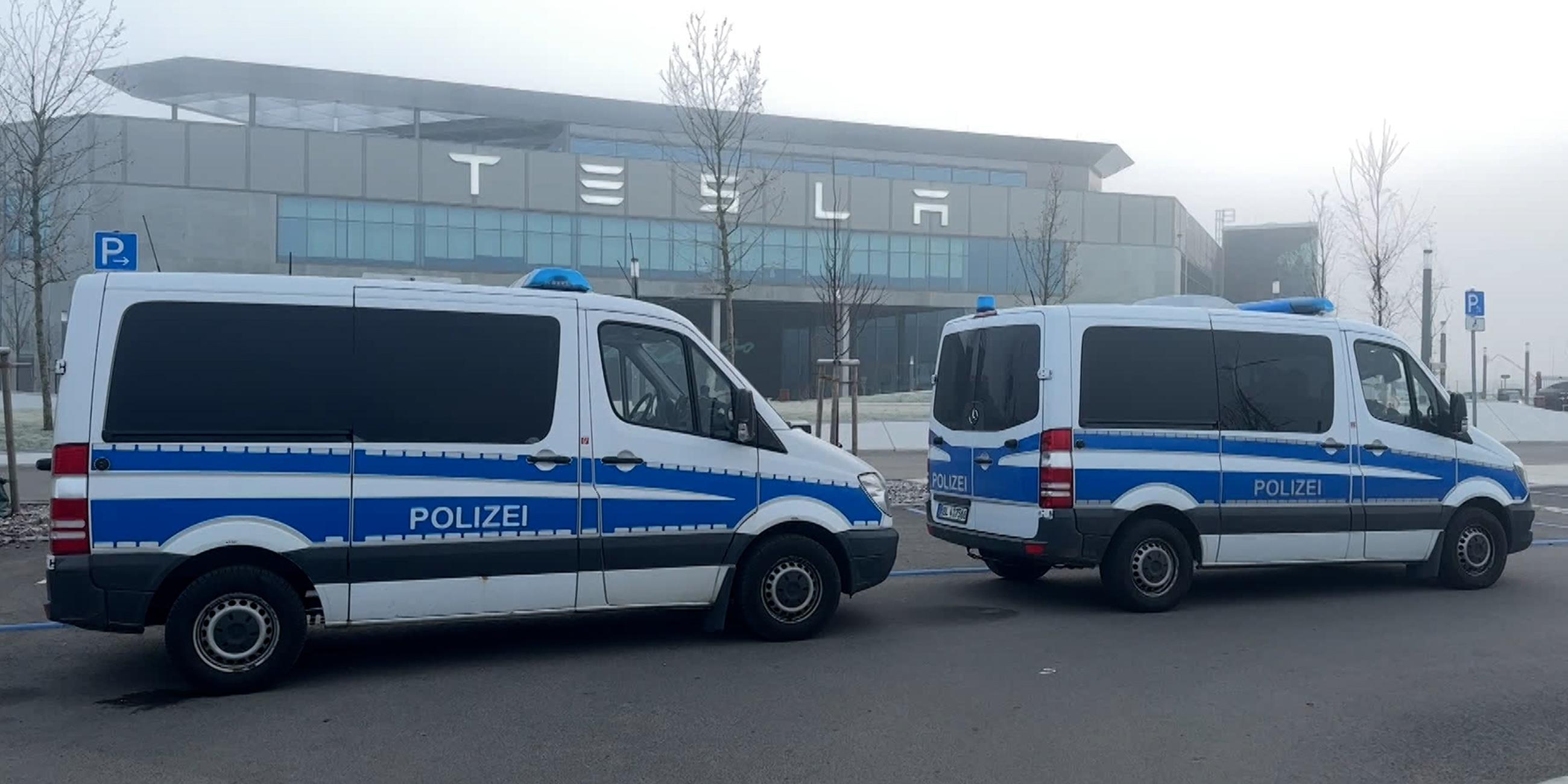 Fahrzeuge der Polizei stehen in den Morgenstunden auf dem Werksgelände von Tesla.