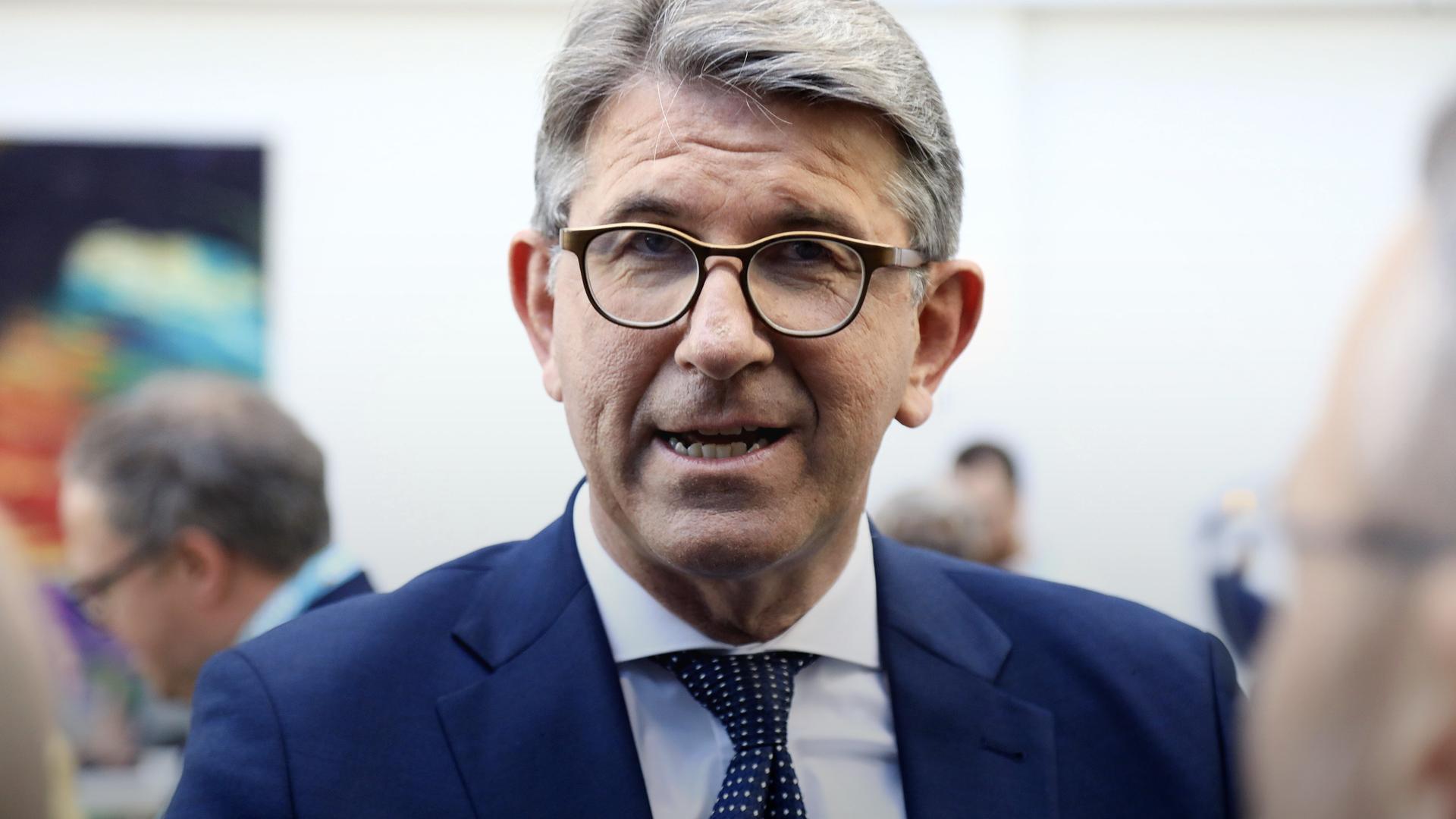 Zu erkennen ist Weimer wie er in die Kamera schaut