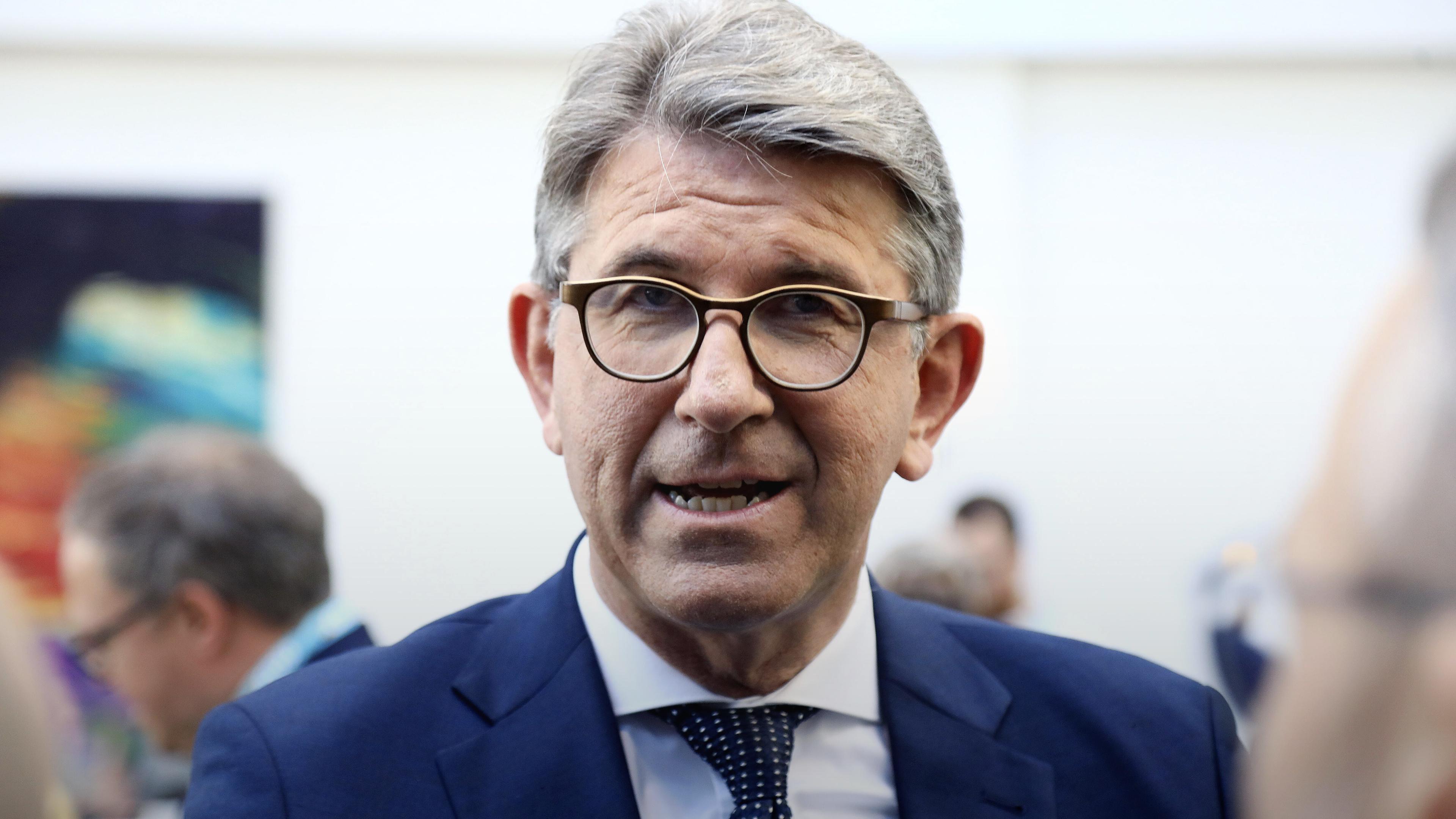 Zu erkennen ist Weimer wie er in die Kamera schaut