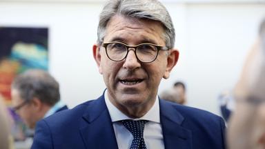 Zu erkennen ist Weimer wie er in die Kamera schaut