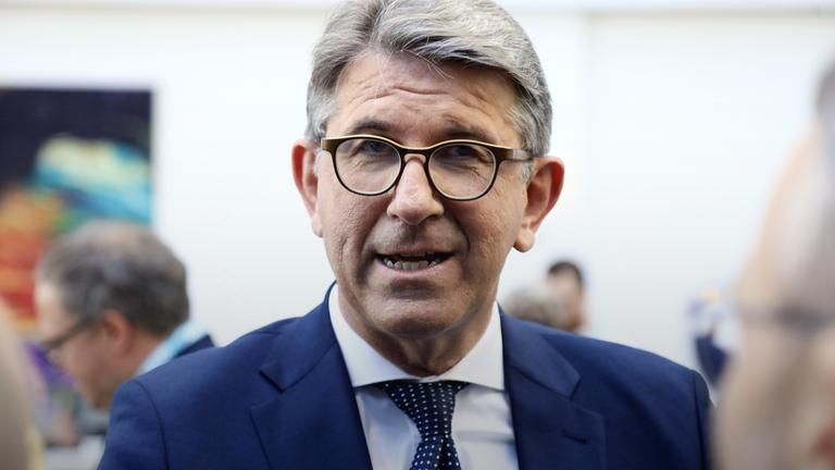 Zu erkennen ist Weimer wie er in die Kamera schaut