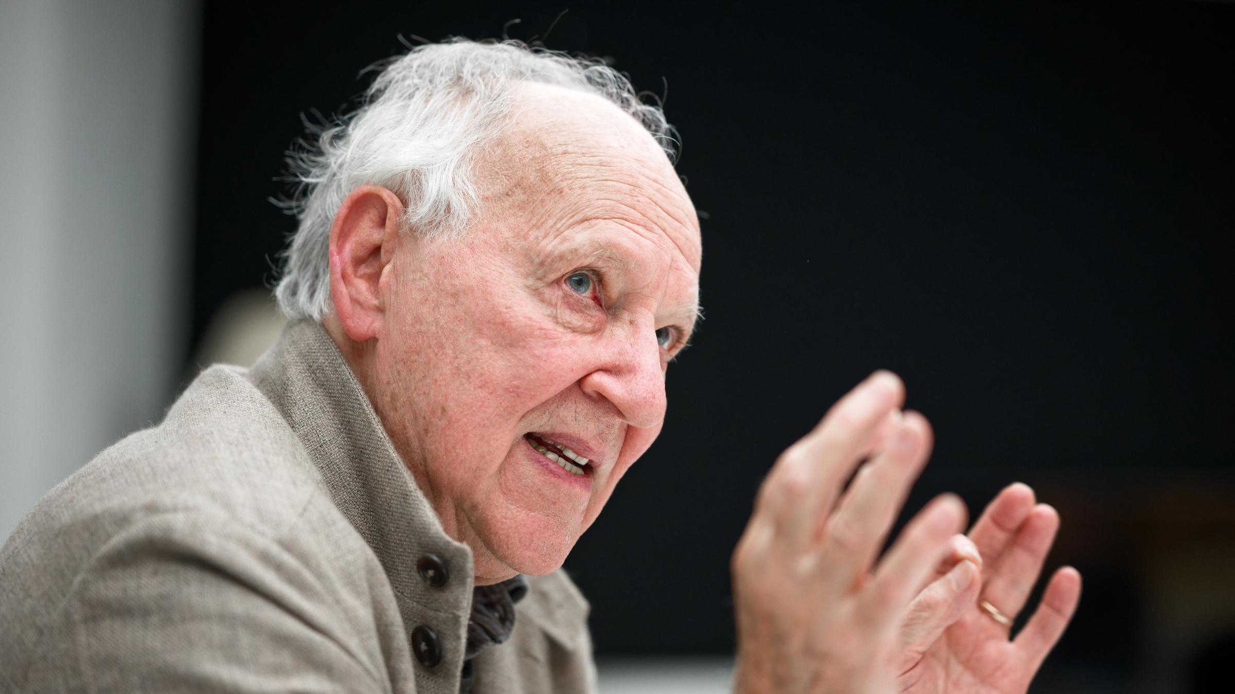 Der Regisseur Werner Herzog gestikuliert bei einem dpa-Interview am 15.10.2025 in Köln.