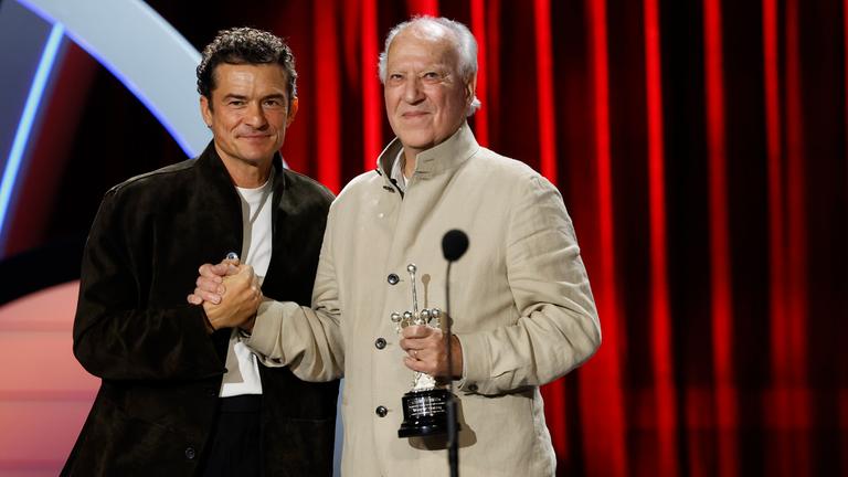 Der deutsche Filmemacher Werner Herzog (rechts) nimmt am 18.09.2026 in San Sebastián, Spanien, im Rahmen des 74. Internationalen Filmfestivals von San Sebastián den Donostia-Preis des SSIFF entgegen, der ihm vom Schauspieler Orlando Bloom (links) überreicht wird. 