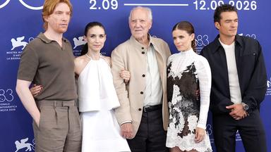 Werner Herzog mit den Hauptdarstellerinnen seines Films bei den Filmfestspielen in Venedig.