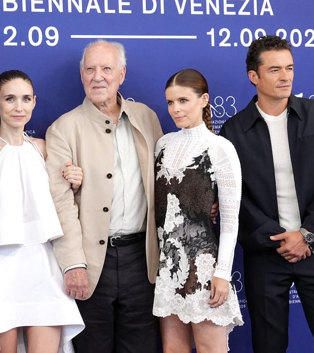 Werner Herzog mit den Hauptdarstellerinnen seines Films bei den Filmfestspielen in Venedig.
