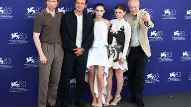 Venedig: Domhnall Gleeson (l-r), Orlando Bloom, Rooney Mara, Kate Mara und Werner Herzog nehmen während der 83. Filmfestspiele von Venedig auf dem Lido am Fototermin zu Bucking Fastard teil.