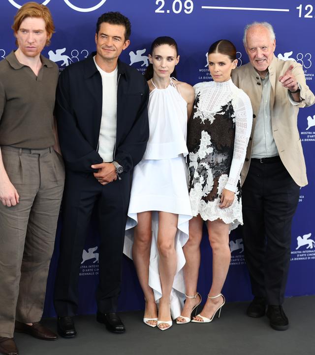 Venedig: Domhnall Gleeson (l-r), Orlando Bloom, Rooney Mara, Kate Mara und Werner Herzog nehmen während der 83. Filmfestspiele von Venedig auf dem Lido am Fototermin zu Bucking Fastard teil.