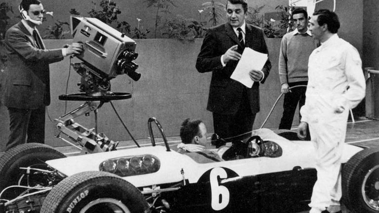 Werner Schneider (nicht zu verwechseln mit Schneyder) hat zwischen 1967 und 1975 72 Sendungen des aktuellen sportstudios moderiert. Hier in der Sendung vom 6. April 1968 mit Jim Clark (rechts), der am folgenden Tag in Hockenheim tödlich verunglückte.