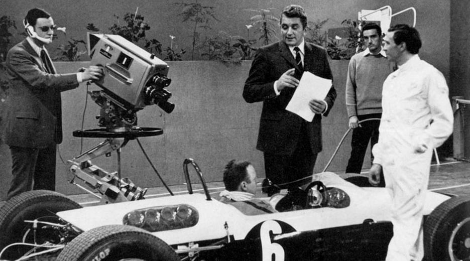 Werner Schneider (nicht zu verwechseln mit Schneyder) hat zwischen 1967 und 1975 72 Sendungen des aktuellen sportstudios moderiert. Hier in der Sendung vom 6. April 1968 mit Jim Clark (rechts), der am folgenden Tag in Hockenheim tödlich verunglückte.