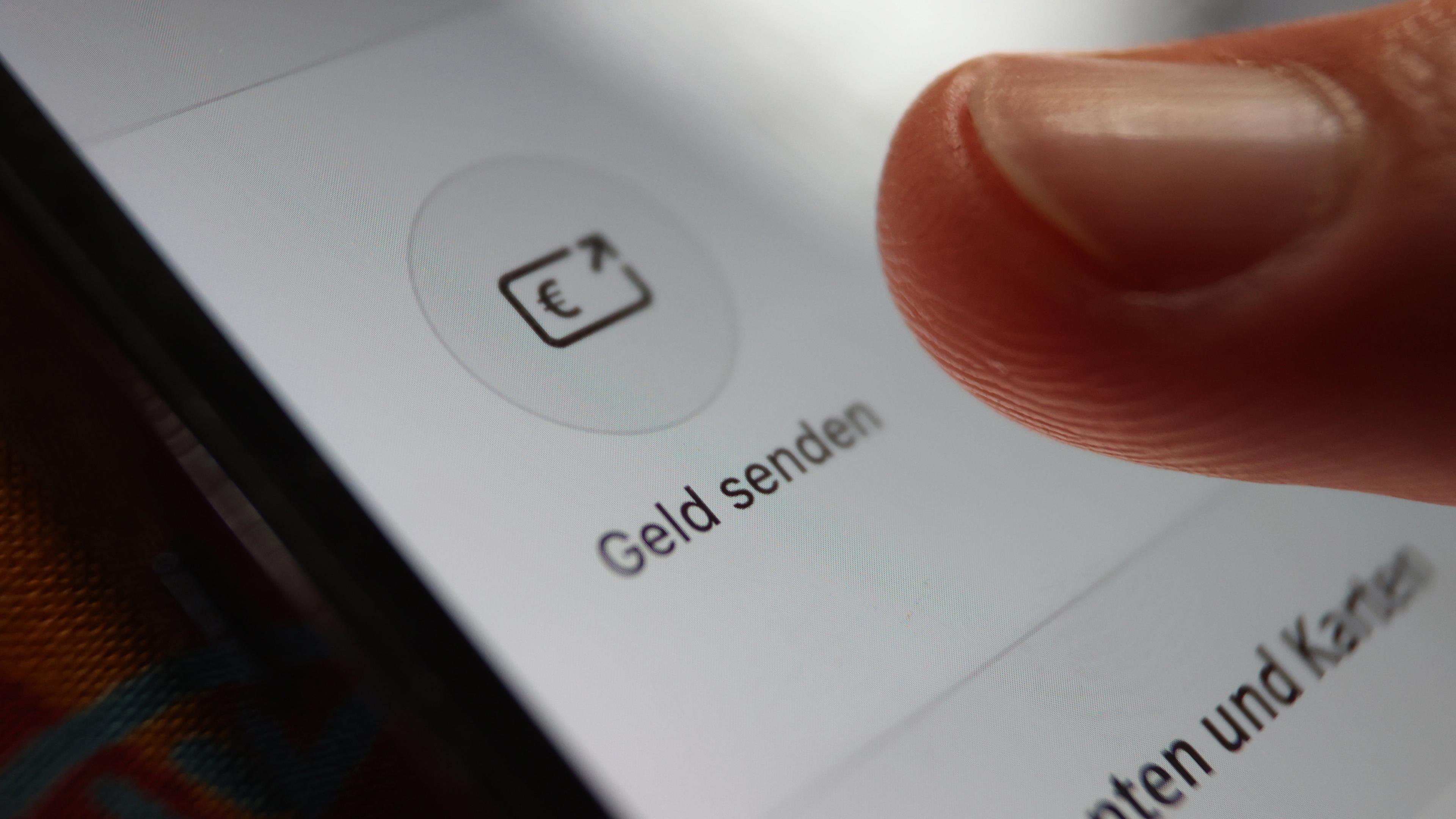 In einem Online-Banking Account ist die Option "Geld senden" zu sehen.