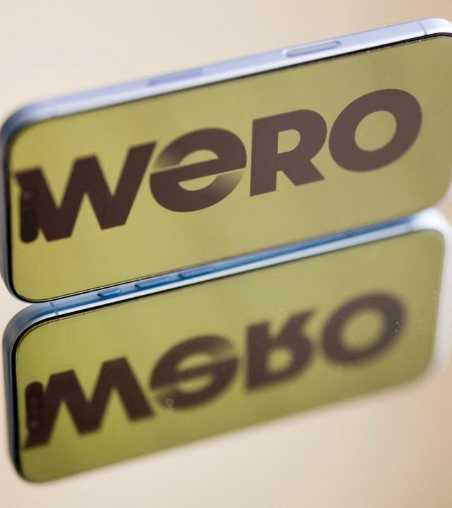 Wero-Logo bildfüllend auf einem Smartphone
