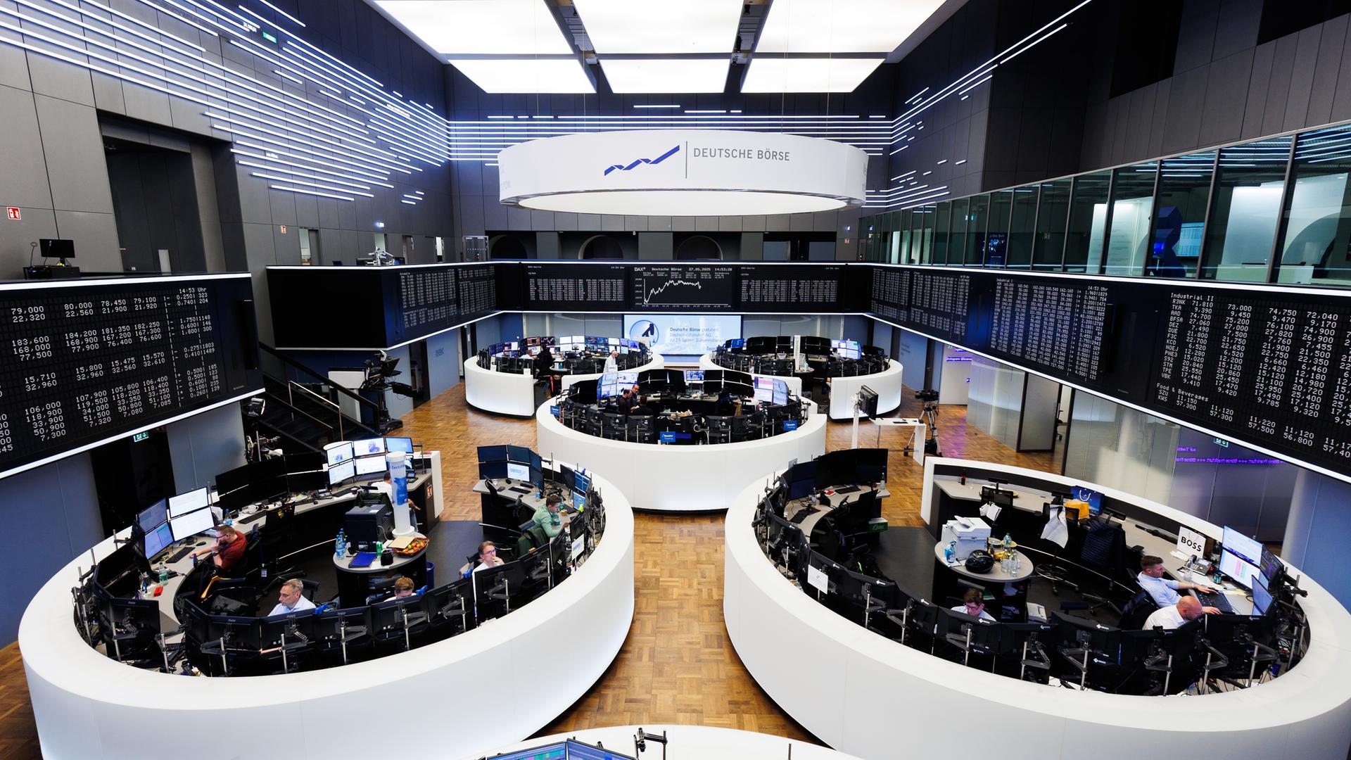 Hessen, Frankfurt/Main: Akteinhändler arbeiten im Handelsraum der Deutschen Börse.