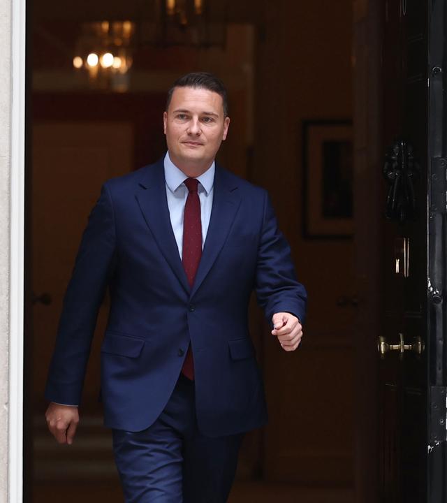 Großbritanniens Minister für Gesundheit und soziale Fürsorge, Wes Streeting, verlässt nach einem Treffen mit dem britischen Premierminister die 10 Downing Street in London