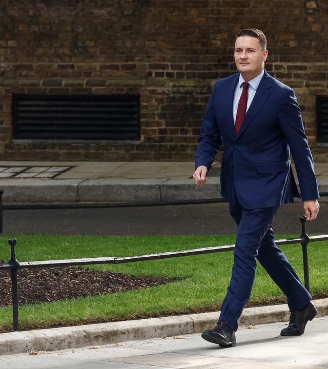 Großbritanniens ehemaliger Gesundheitsminister Wes Streeting läuft die Downing Street entlang.