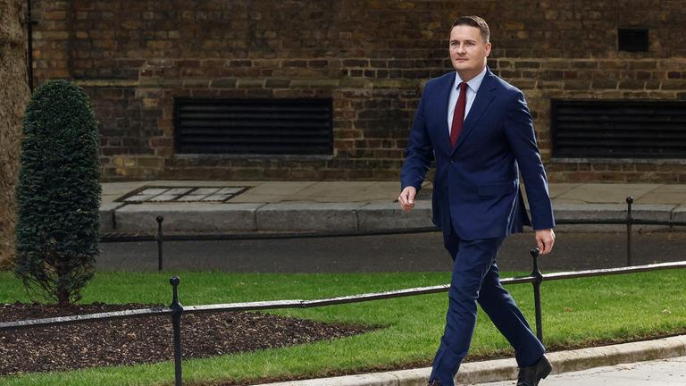 Großbritanniens ehemaliger Gesundheitsminister Wes Streeting läuft die Downing Street entlang.