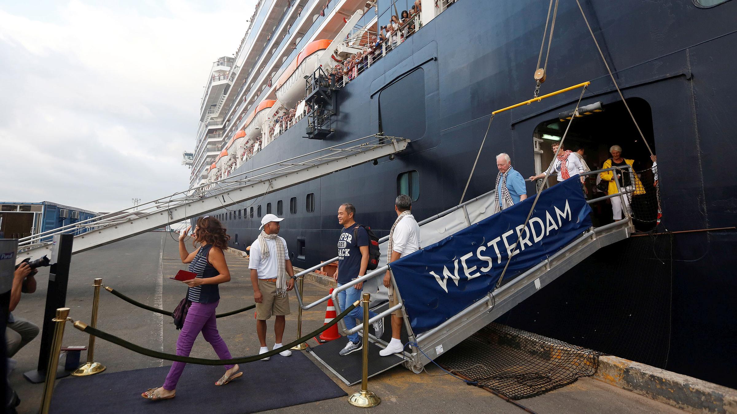 Passagiere verlassen die Westerdam