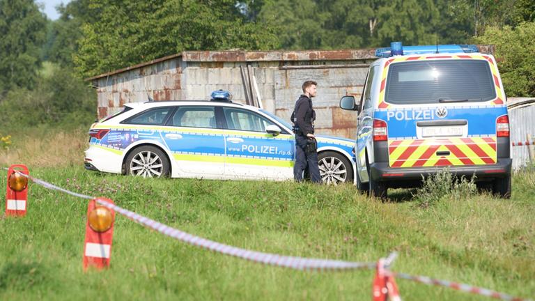 Im April wurde eine dreiköpfige Familie in ihrem Haus getötet. Nahe des Tatorts in der Ortschaft Weitefeld ist nun eine Leiche gefunden worden.
