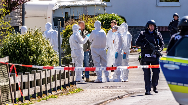 Dreifachmord Weitefeld: Täter noch flüchtig