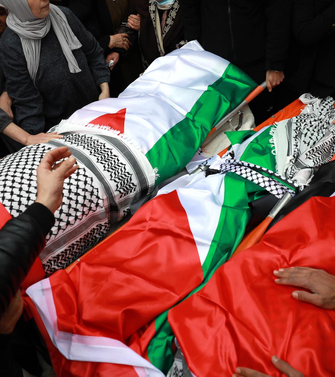 Angehörige nehmen Abschied von Ali Khaled Bani Odeh (37), seiner Frau Waad Othman Bani Odeh (35) und ihren beiden Kindern, dem fünfjährigen Mohammad und dem siebenjährigen Othman, die während einer Militäroperation israelischer Sicherheitskräfte in Tammun im Westjordanland getötet wurden.