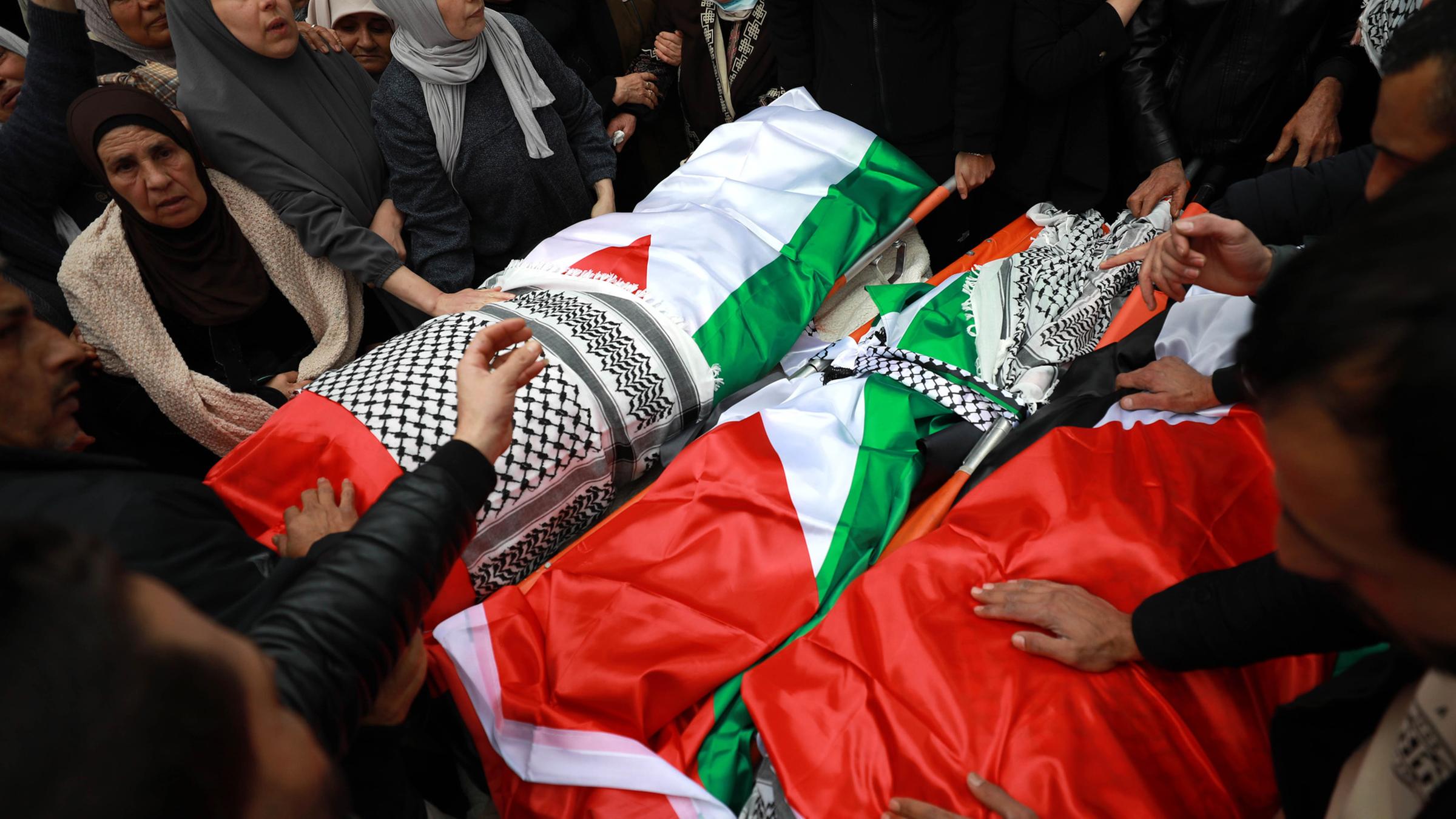 Angehörige nehmen Abschied von Ali Khaled Bani Odeh (37), seiner Frau Waad Othman Bani Odeh (35) und ihren beiden Kindern, dem fünfjährigen Mohammad und dem siebenjährigen Othman, die während einer Militäroperation israelischer Sicherheitskräfte in Tammun im Westjordanland getötet wurden.