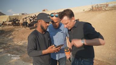 Palästinenser in Westjordanland zeigen dem ZDF Reporter ein Video auf dem Handy