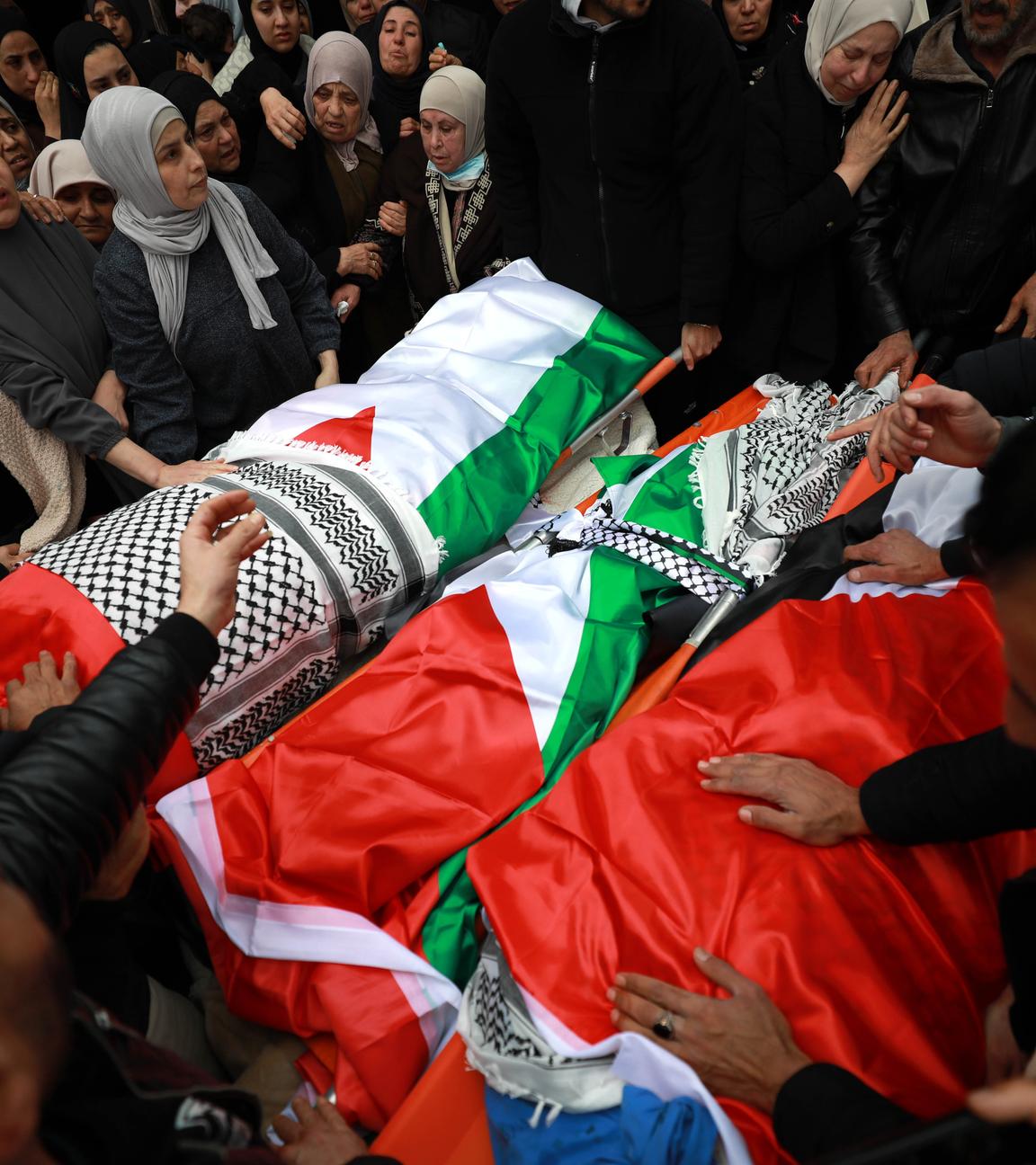 15.03.2026, Palästinensische Gebiete, Tammun: Angehörige nehmen Abschied von Ali Khaled Bani Odeh, 37, seiner Frau Waad Othman Bani Odeh, 35, und ihren beiden Kindern, dem fünfjährigen Mohammad und dem siebenjährigen Othman, die von israelischen Sicherheitskräften während einer Armeeoperation in Tammun, Westjordanland, getötet wurden.