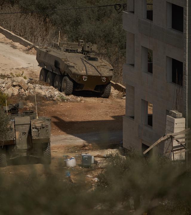 Israelische Panzerfahrzeuge in Turmus Ayya