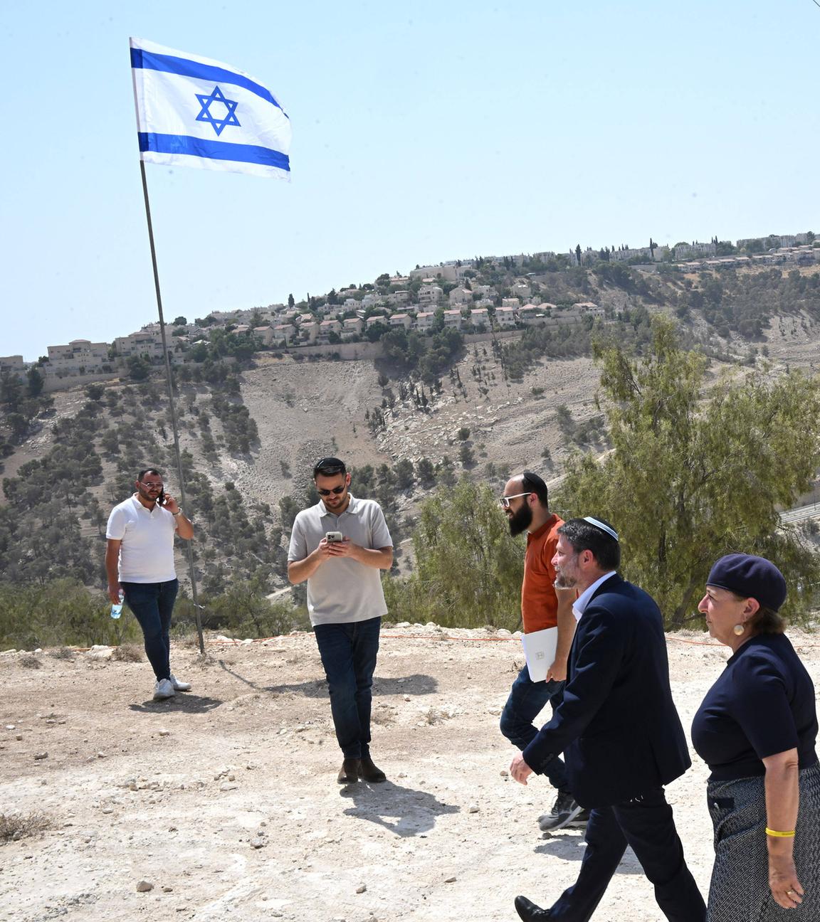 Der rechtsextreme israelische Finanzminister Bezalel Smotrich C. kommt am 14. 8. 2025, zu einer Pressekonferenz in der Nähe der Siedlung Ma Ale Adumim, um seinen Plan bekannt zu geben, im umstrittenen Siedlungsprojekt im Westjordanland zu genehmigen. 