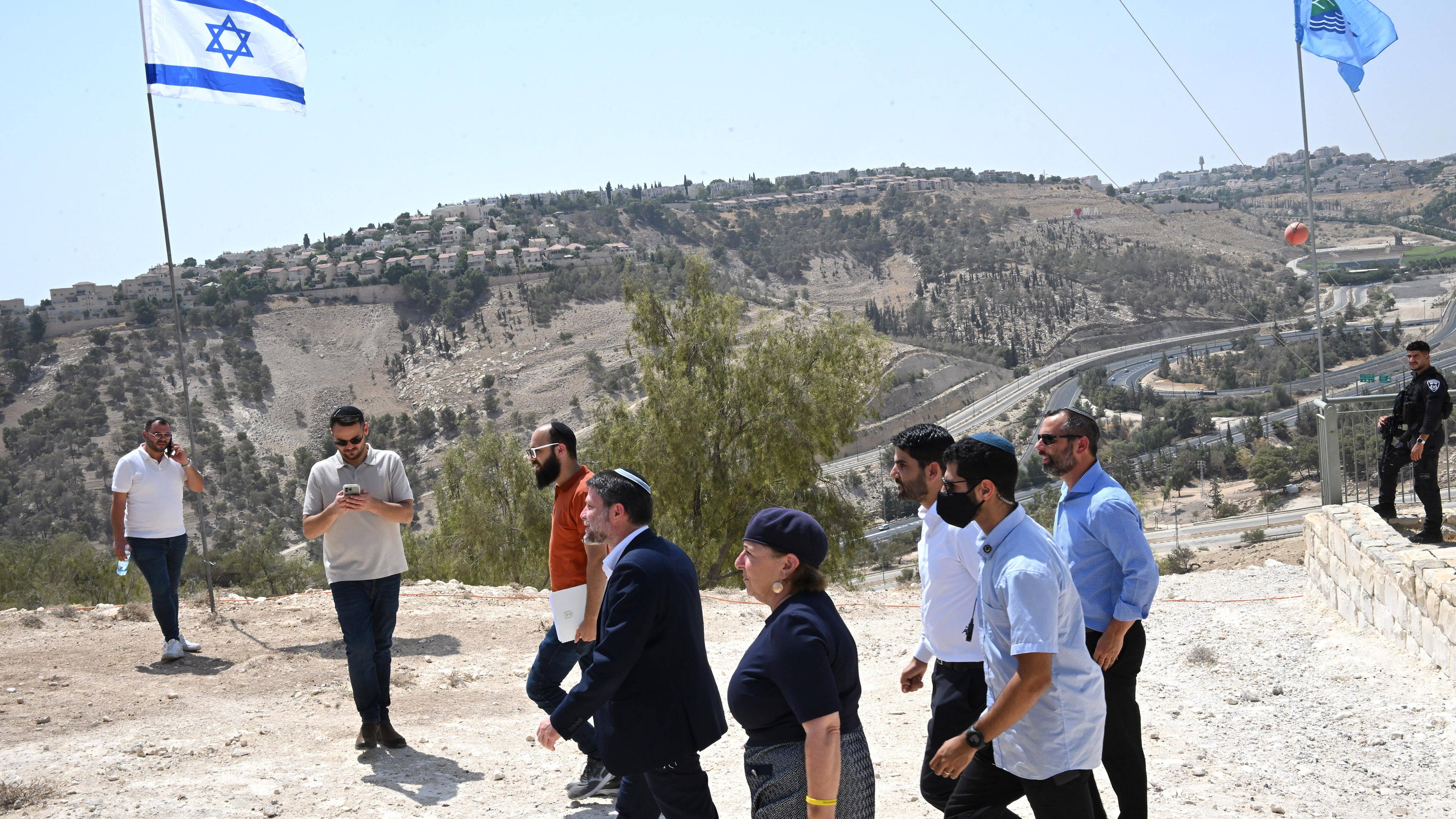 Der rechtsextreme israelische Finanzminister Bezalel Smotrich C. kommt am 14. 8. 2025, zu einer Pressekonferenz in der Nähe der Siedlung Ma Ale Adumim, um seinen Plan bekannt zu geben, im umstrittenen Siedlungsprojekt im Westjordanland zu genehmigen. 