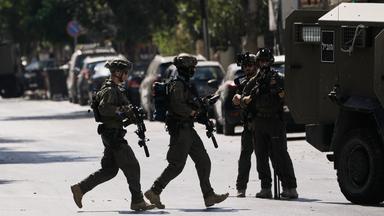 Israelische Soldaten bewegen sich auf einer Straße vor dem Nablus Speciality Hospital in der Stadt Nablus im Westjordanland.
