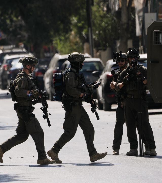Israelische Soldaten bewegen sich auf einer Straße vor dem Nablus Speciality Hospital in der Stadt Nablus im Westjordanland.