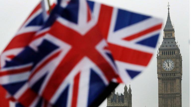 Britische Flaggen wehen in der Nähe des berühmten Uhrturms Big Ben