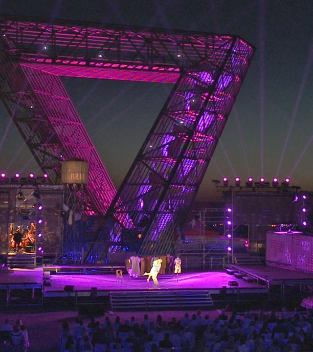 Die Premiere des Musicals West Side Story vor der Statue Saarpolygon mit Lichtshow.