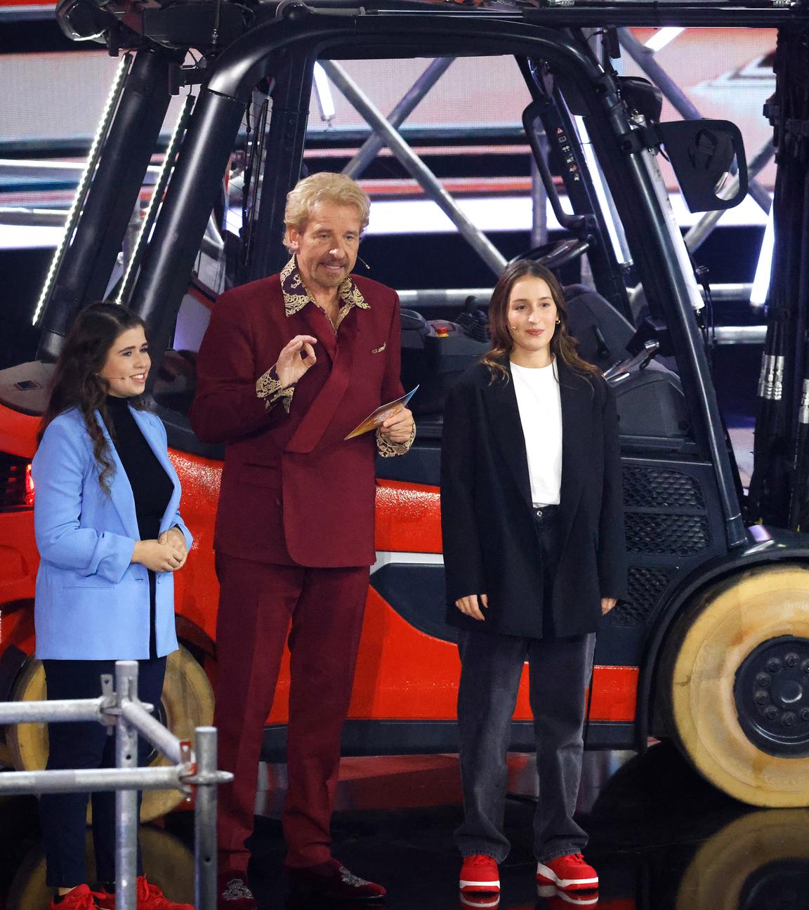 Antonia Fleig und Michelle Chevalier mit Thomas Gottschalk